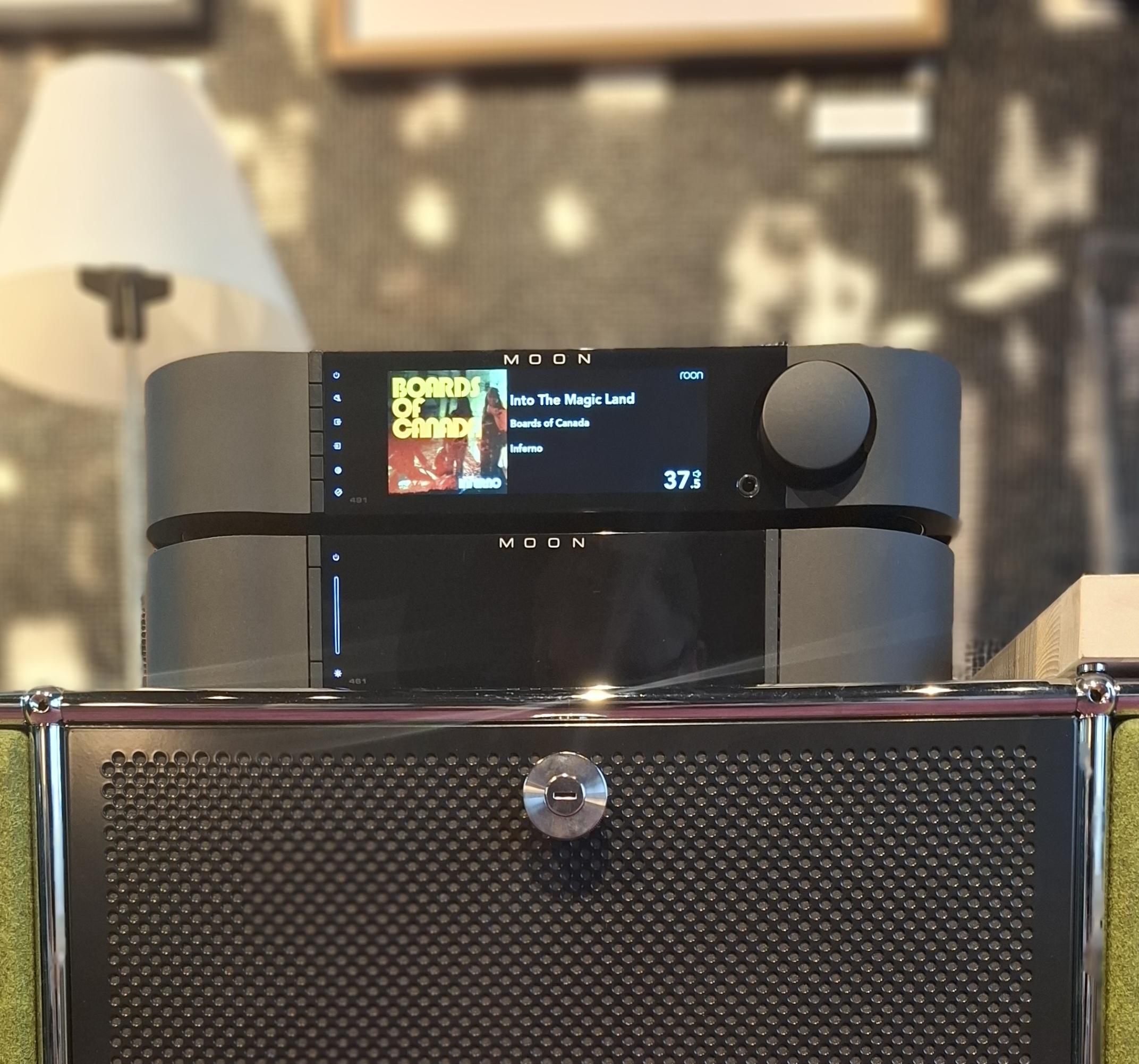 MOON breidt Compass Collection uit met nieuwe 491 streamer/voorversterker en 461 eindversterker